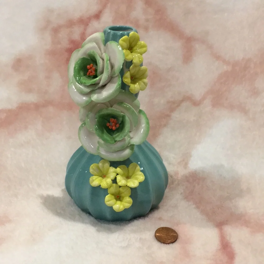 “Blooming Bright” Ceramic Bud Vase 3D ceramic Flowers NWOT 4”x6.5” Handcrafted - Picture 11 of 16